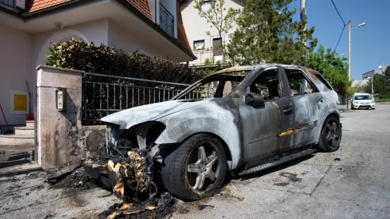Usred noći izgorjeli automobili ispred kuće predsjednika Uprave Euroherca