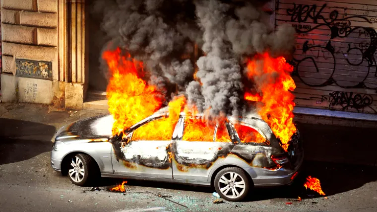 Deset osoba poginulo usred ručka: automobil bomba digla restoran u zrak!