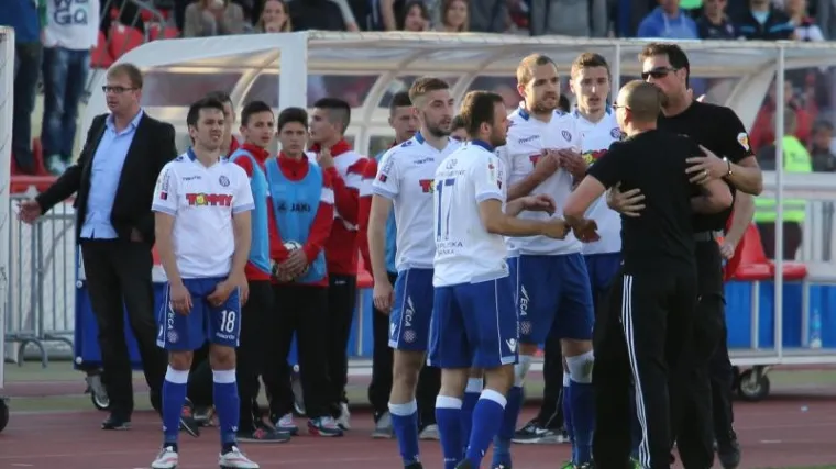 Torcida&scaron;i nakon ispadanja iz Kupa napali igrače Hajduka!