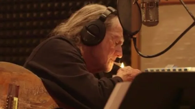 Country djedice puše džoint u novom spotu!