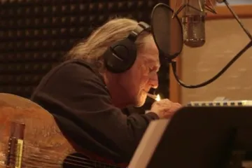 Country djedice puše džoint u novom spotu!