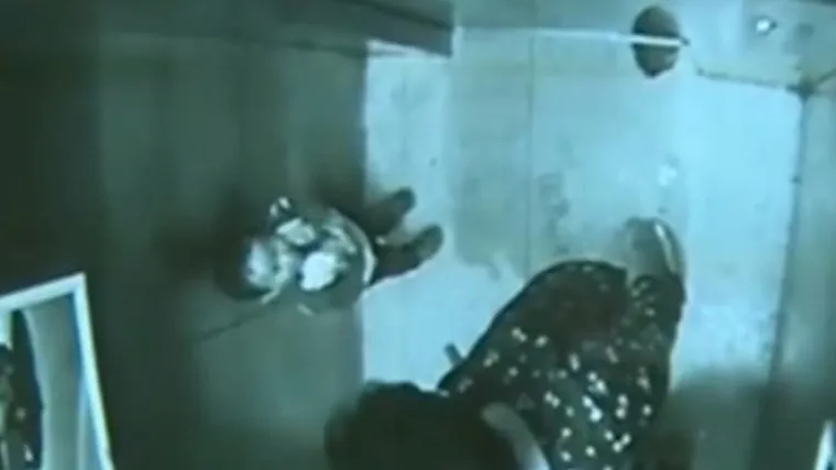 Dvogodi&scaron;njak gurnuo majku u okno lifta, ona umrla na mjestu