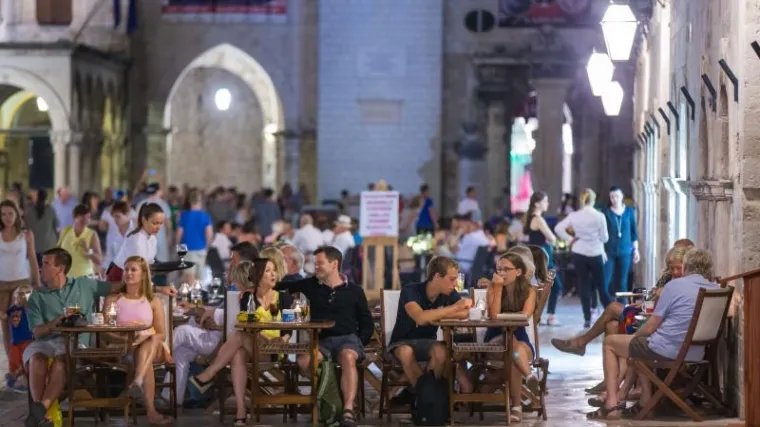 Ukida se zakonsko ograničenje: restorani i kafići moći će raditi cijelu noć