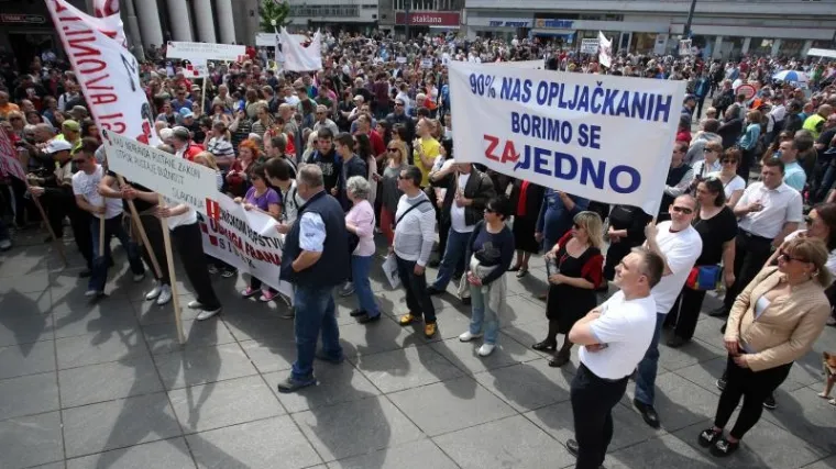Prosvjednici pred HNB-om: 'Lopovi, lopovi! Želimo ostavku!'