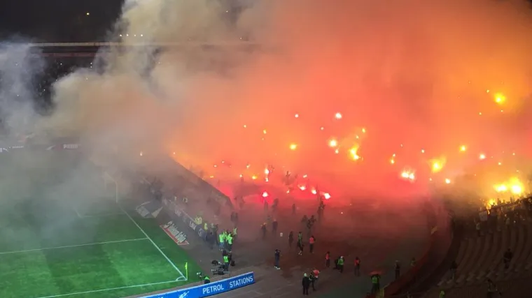 Krvavi derbi Zvezde i Partizana: ozlijeđeno pedesetak navijača i preko 30 policajaca