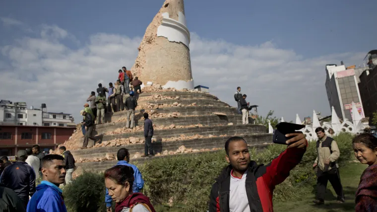 U Nepalu poginulo vi&scaron;e od 3.700 ljudi, a oni snimaju selfieje