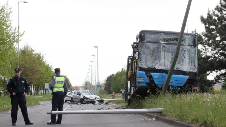 ZET-ov autobus izbjegavao automobil pa udario u rasvjetni stup, ozlijeđeno 38 osoba