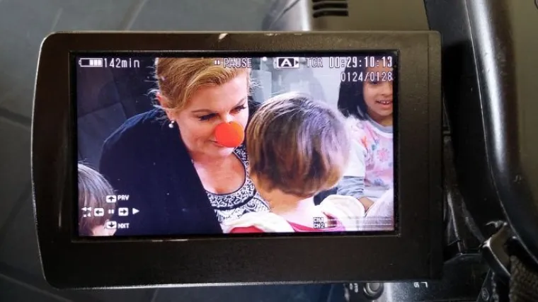 Predsjednica stavila crveni klaunovski nos i nasmijala mali&scaron;ane u Gunji!