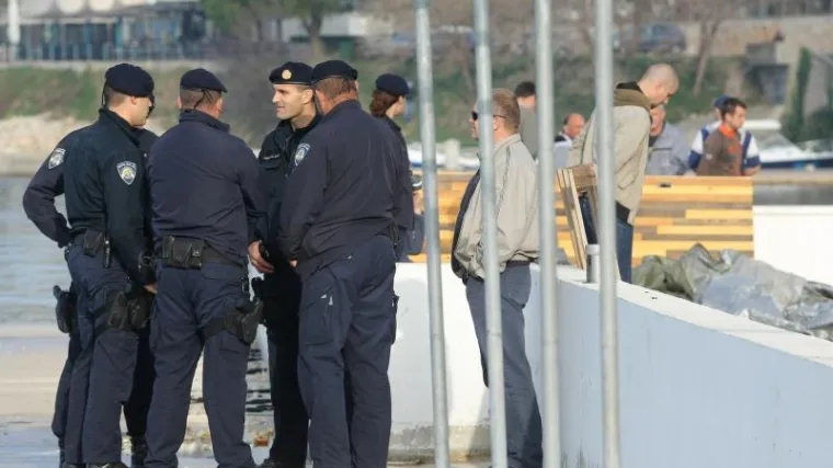 Policija pucnjevima u zrak spriječila sukob ko&scaron;arka&scaron;kih navijača u Zadru