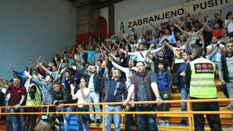 Bad Blue Boysi napali autobus s igračima i navijačima Zvezde