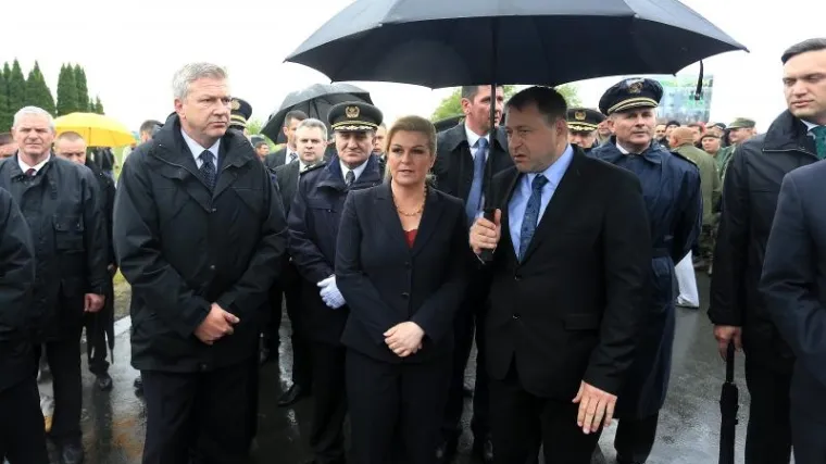 Članovi Stožera za obranu Vukovara tijekom govora okrenuli leđa ministru Ostojiću