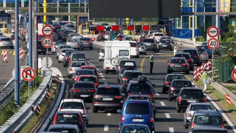 &Scaron;lamperaj HAC-a, čije dionice bi građani trebali kupiti, izazvao kilometarske kolone
