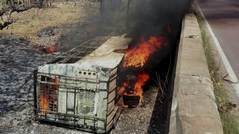 Autobus pao s mosta i zapalio se, najmanje 21 osoba živa spaljena!
