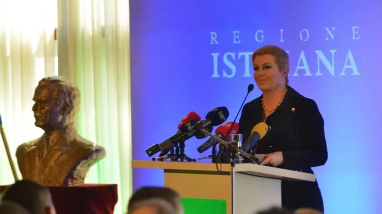 Predsjednicu Grabar-Kitarović u Pazinu dočekala Titova bista!