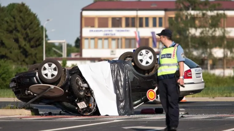 U stravičnom sudaru automobila i motocikla poginule dvije osobe