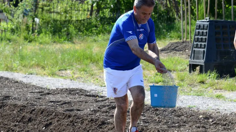 'Delanje' na Savici: Bandić okopava vrt u dresu Dinama i reprezentacije