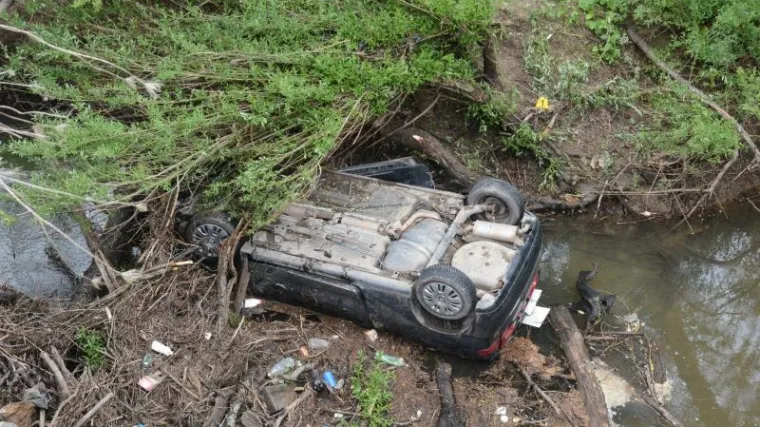 Mu&scaron;karac automobilom sletio u rijeku Maju, prevrnuo se na krov te utopio