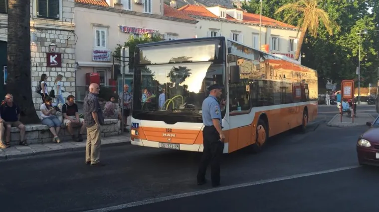 Umro turist koji je stradao prilikom naglog kočenja gradskog autobusa