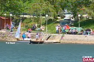 Neobični spoj mora i gorja: jezero Bajer privuklo izletnike na regatu morskih barki