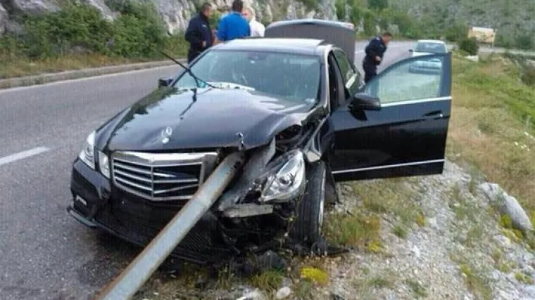 Željezna &scaron;ipka prepolovila Mercedes, dvoje ljudi preživjelo samo čudom!