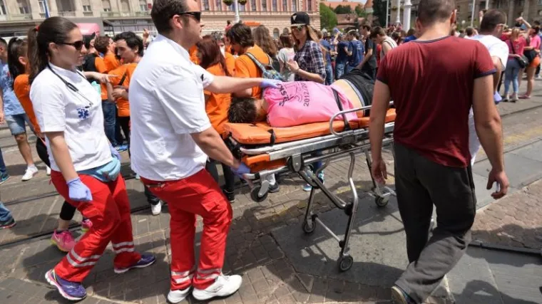 U Zagrebu Hitna imala pune ruke posla, u Rijeci maturanti bacaju petarde i baklje