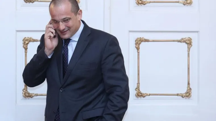 Performans Mladeži HDZ-a za Miljenića: 'Nazovi M radi posla'