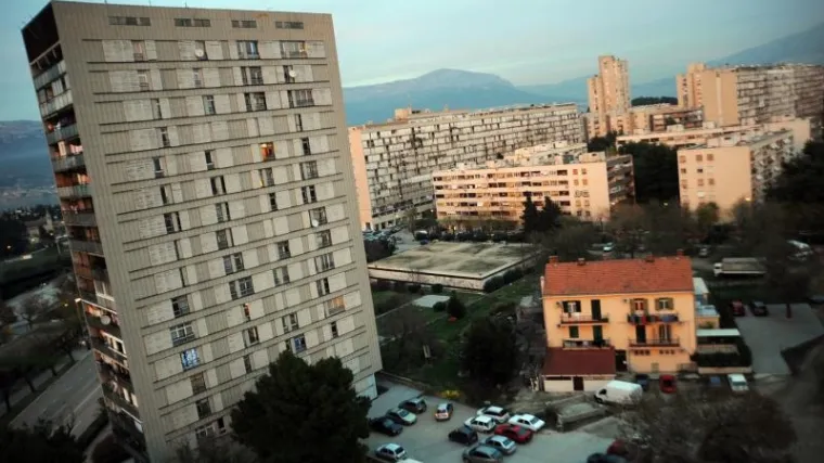 Djevojka se ubila skokom s balkona na devetom katu splitskog nebodera!