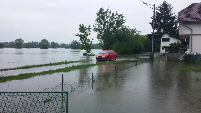 Kupa kod Siska stagnira, izvanredne mjere obrane od poplave jo&scaron; uvijek na snazi