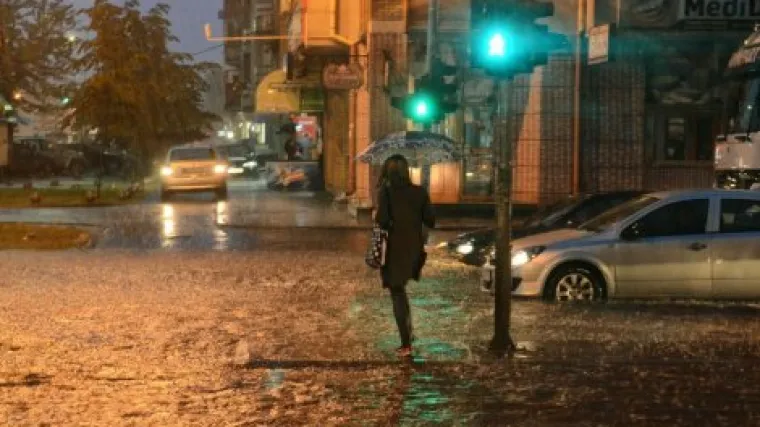 Obilna ki&scaron;a poplavila i blokirala Novi Sad, građani cijelu noć ispumpavali vodu