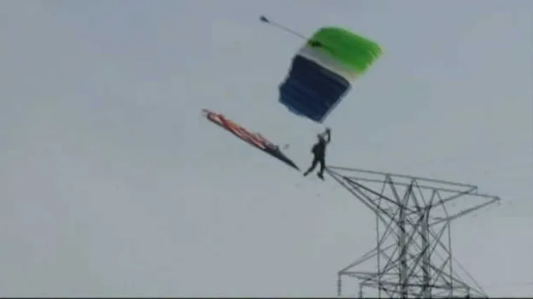 Nakon iskakanja iz aviona, veteran padobranstva zapleo se u električne vodove i pao