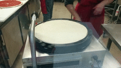 Magični stroj za stavljanje umaka na pizzu izgleda poput gramofona