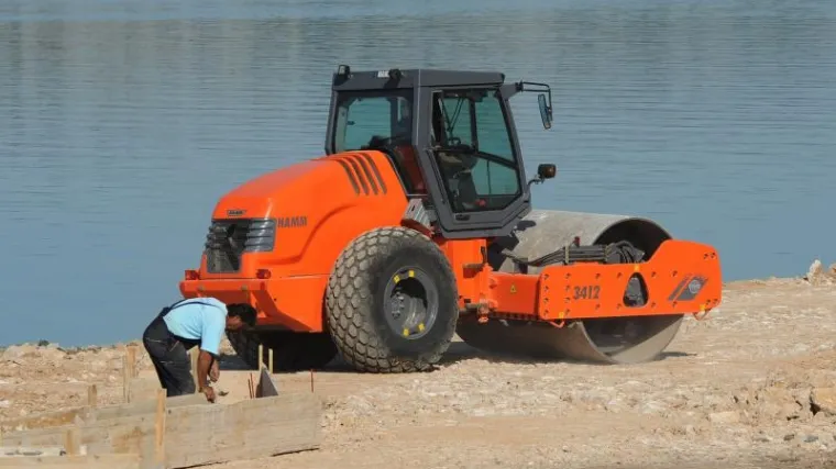 Gradili&scaron;ta i bageri dočekali turiste u Makarskoj