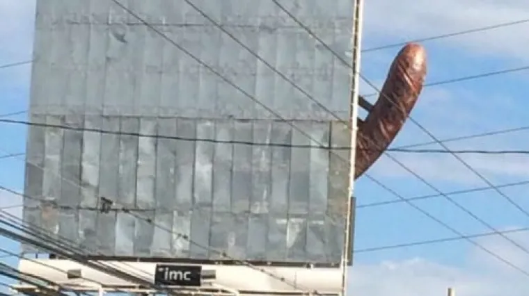 Zbog ovog opscenog oglasa vozači okreću glave, ali nije to što mislite