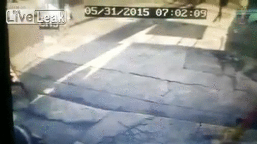 Preko dječaka pre&scaron;ao kombi, on se ustao - Neozlijeđen?