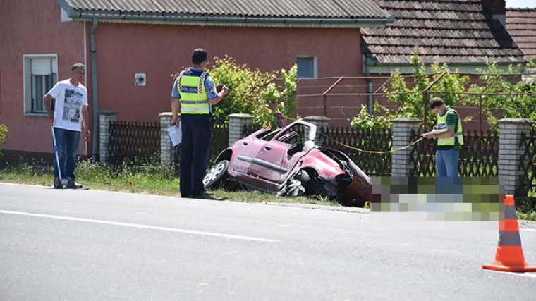 Užas kod Na&scaron;ica: automobil sletio u kanal, udario u kućni prilaz, a potom se zapalio