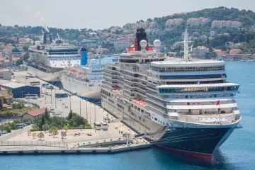 Dubrovnik pod opsadom turista: stiže čak 10.000 gostiju sa sedam kruzera