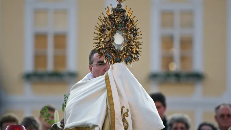 Provjerili smo: znaju li saborski zastupnici &scaron;to zapravo slavimo na Tijelovo?