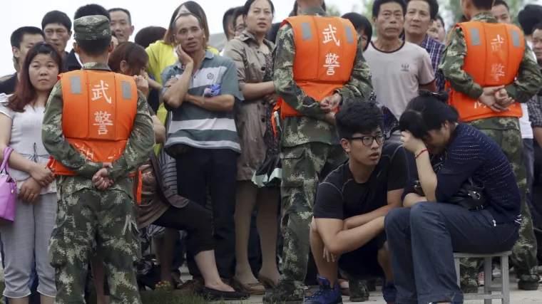 Broj poginulih u potonuću kineskog broda popeo se na 65, očajne obitelji traže odgovore