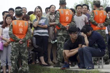 Broj poginulih u potonuću kineskog broda popeo se na 65, očajne obitelji traže odgovore