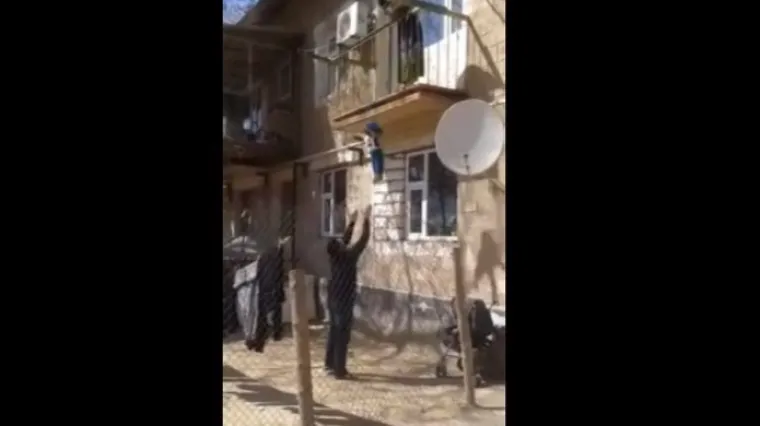 Zastra&scaron;ujuća snimka koja je razbijesnila javnost: majka baca bebu s balkona u naručje ocu