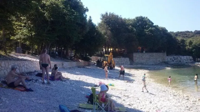 Bager 'uređivao' plažu u Istri, kupači ostali potpuno zbunjeni