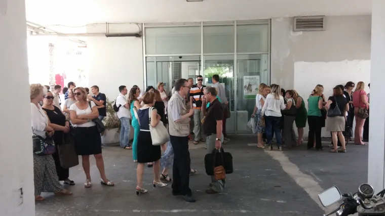 Nezadovoljni građanin Molotovljevim koktelima zapalio HZZO u Splitu