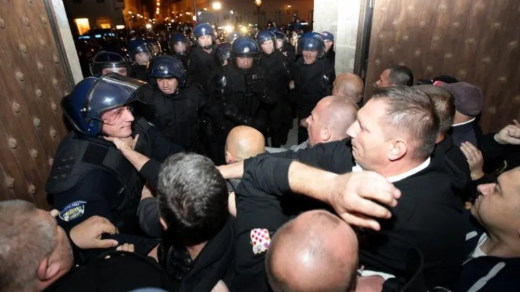 MUP: Policajac kojeg su napali branitelji je sin hrvatskog ratnog vojnog invalida!