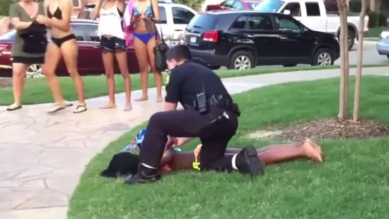 Policajac koji je napao polugolu tinejdžericu dao otkaz nakon 10 godina službe