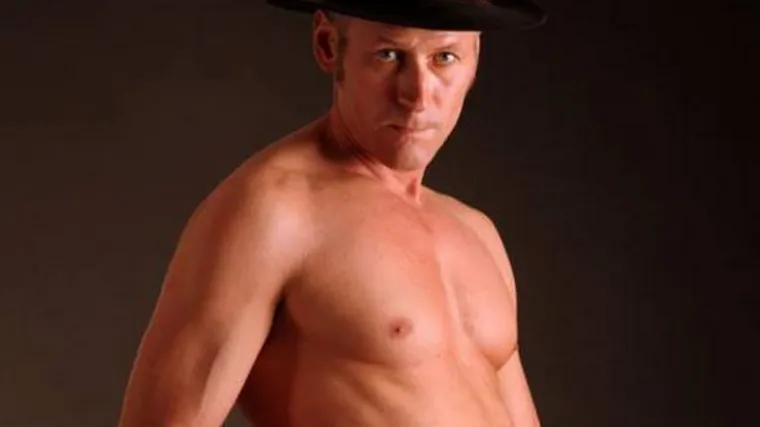 Skinuo se do kraja kako bi pobijedio na izborima