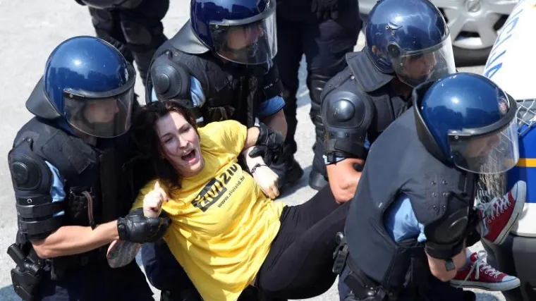 Deložirano dvoje staraca, policija iz kuće iznijela 40 aktivista