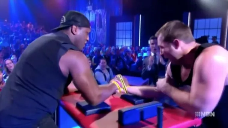 Natjecanje u obaranju ruke po&scaron;lo po krivu: ragbija&scaron;u u dvoboju pukla nadlaktica