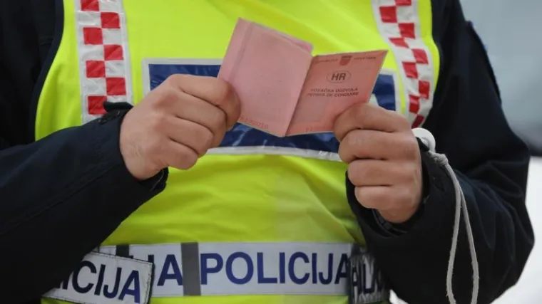 Vozač pobjegao policajcima, izvrijeđao ih pa napao motikom