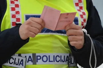Vozač pobjegao policajcima, izvrijeđao ih pa napao motikom