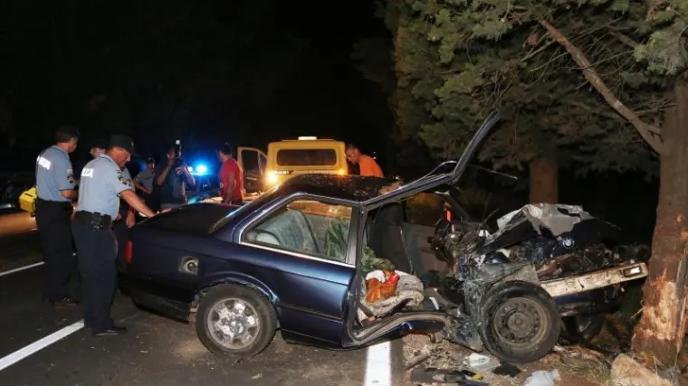 Tragedija u Biogradu: supružnici poginuli u slijetanju BMW-a s ceste